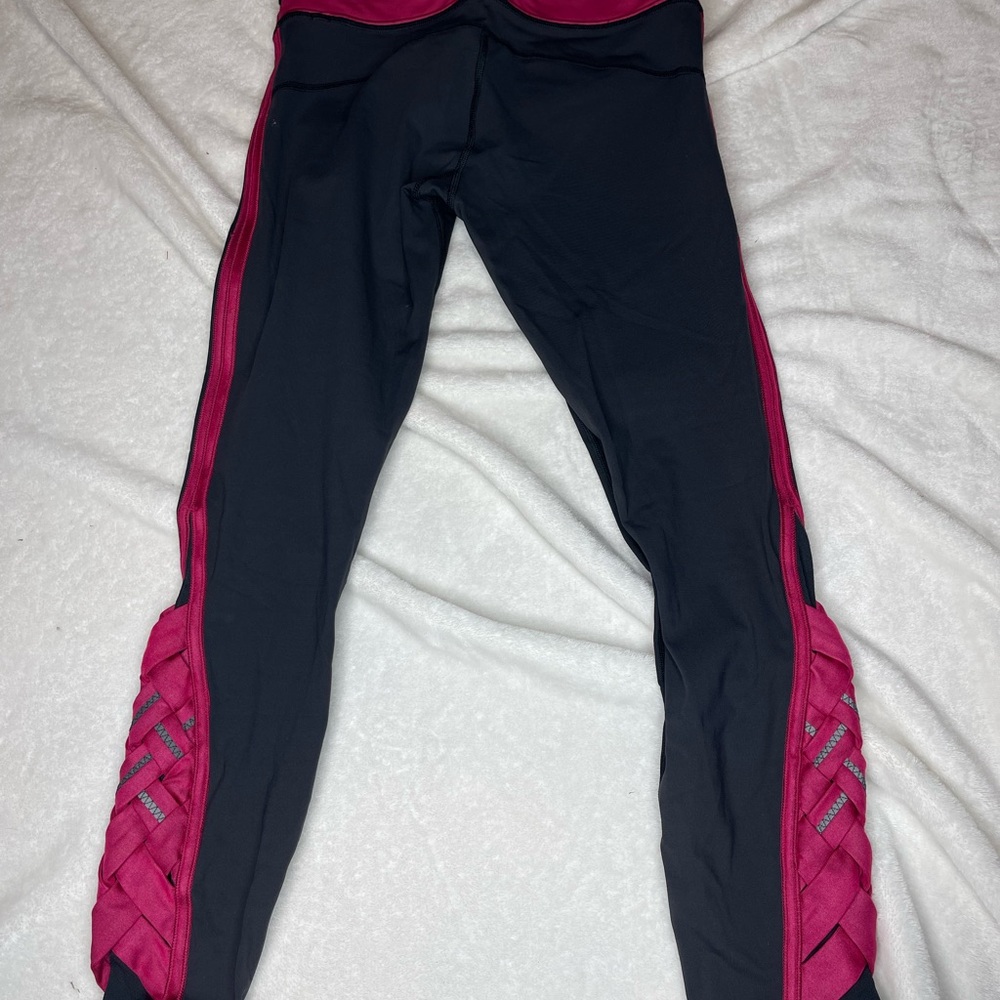 Lululemon Reflective Pace Tight in Weave Black / Berry Rumble Size 6